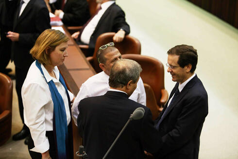 MK Livni and MK Herzog with MK Sheetrit and MK Cabel (Photo: Gil Yohanan) (צילום: גיל יוחנן) MK Livni and MK Herzog with MK Sheetrit and MK Cabel (Photo: Gil Yohanan)