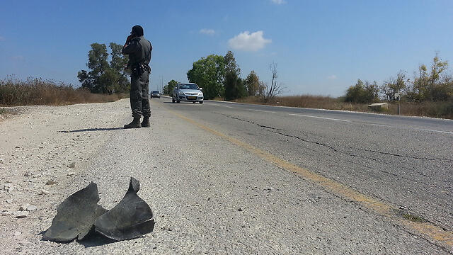 קסאם רקטה ב כביש 232 אשכול (צילום: בראל אפרים) קסאם רקטה ב כביש 232 אשכול