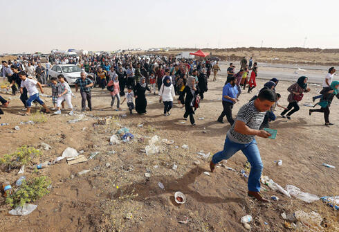 Refugees fleeing Mosul to the Kurdish area (Photo: AP) (צילום: AP) Refugees fleeing Mosul to the Kurdish area (Photo: AP)