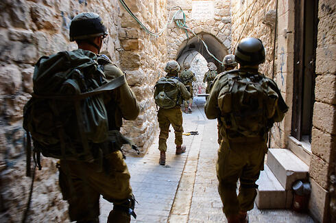 Nahal troops scanning Hebron (Photo: IDF Spokesman) 