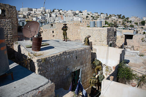 Nahal troops scanning Hebron (Photo: IDF Spokesman) 