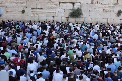 Tens of thousands filled the plaza at the Western Wall in prayer for the kidnapped teens. (Photo: Gil Yochanon)