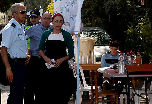 Shaer family arrives at Nof Ayalon (Photo: Avigail Uzi, Yedioth Ahronoth)