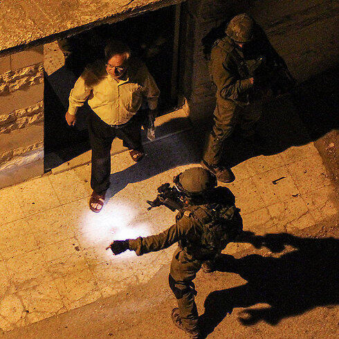 IDF arrests Aziz Duwaik (Photo: EPA) (צילום: EPA) IDF arrests Aziz Duwaik (Photo: EPA)