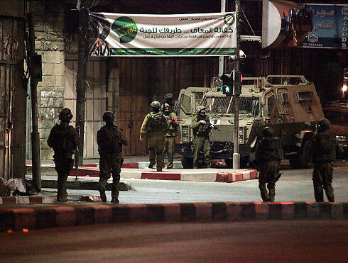 Overnight raid in Hebron (Photo: EPA)
