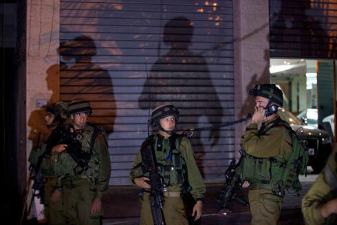 Military operation in the West Bank, Tuesday night (Photo: AP) (צילום: AP) Military operation in the West Bank, Tuesday night (Photo: AP)