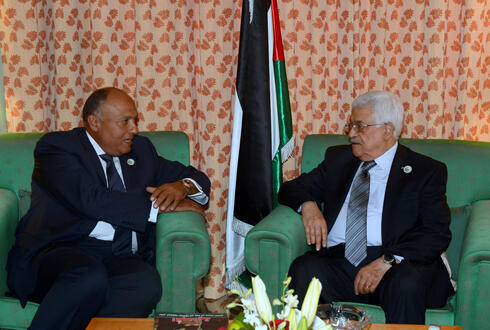 Abbas (R) in Jeddah, Wednesday (AFP photo/ PPO/ Thaer Ghanaim) (צילום: AFP PHOTO/ PPO / THAER GHANAIM) Abbas (R) in Jeddah, Wednesday (AFP photo/ PPO/ Thaer Ghanaim)