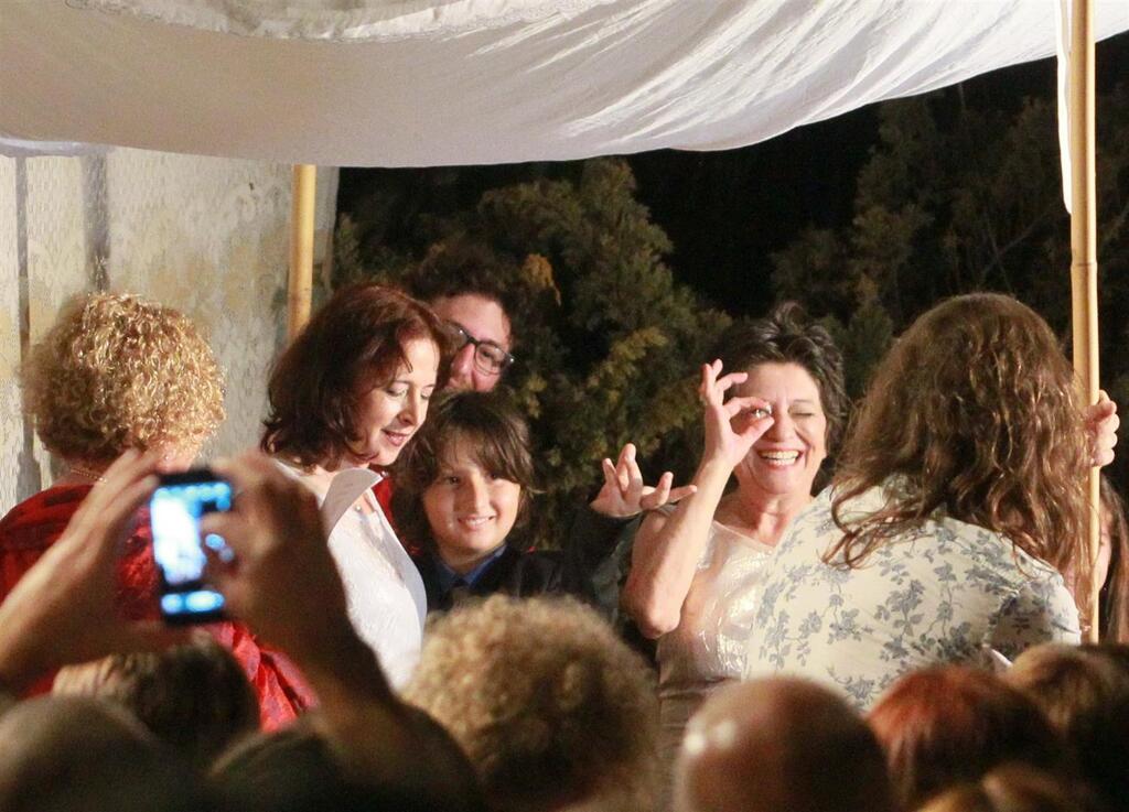 נישאו בחצר ביתן במושב גנות