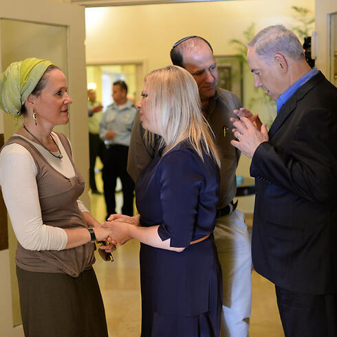 The Netanyahus meet with the Frenkel family. (Photo: GPO, Kobi Gideon)