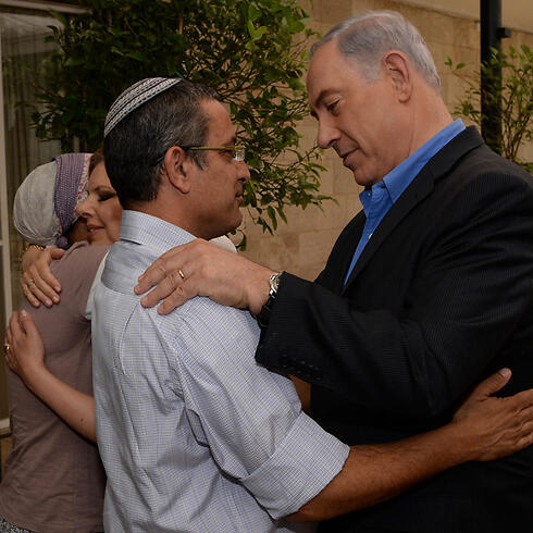 Prime Minister Benjamin Netanyahu visiting the families of the kidnapped teens (Photo: Kobi Gideon, GPO