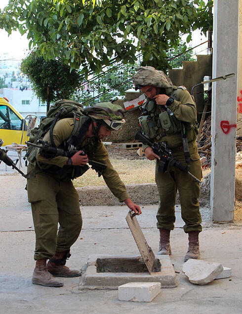 IDF troops conduct searches in Hebron (Photo: AFP) (צילום: AFP) IDF troops conduct searches in Hebron (Photo: AFP)
