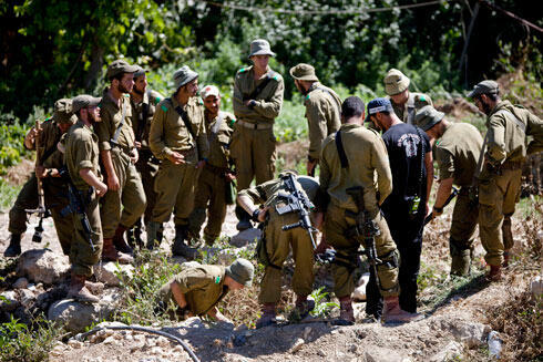IDF troops search Hebron (Photo: AP) (צילום: AP ) IDF troops search Hebron (Photo: AP)