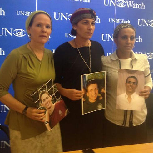 Три матери с фотографиями похищенных сыновей