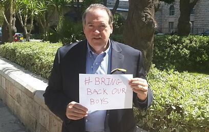 Governor Huckabee with #BringBackOurBoys sign (Photo: Tazpit News Agency) Governor Huckabee with #BringBackOurBoys sign