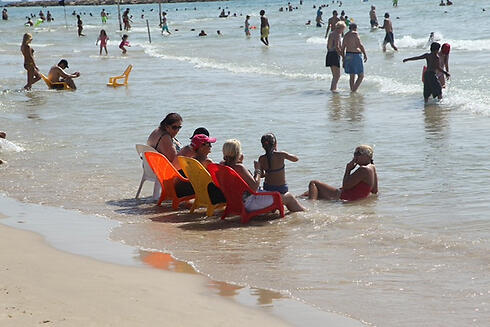 Cooling at the beach (Photo: Motti Kimchi) (צילום: מוטי קמחי) Cooling at the beach (Photo: Motti Kimchi)