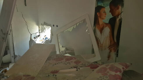 Sderot house sustains direct hit (Photo: Roee Idan) (צילום: רועי עידן) Sderot house sustains direct hit (Photo: Roee Idan)