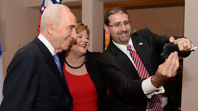 Ambassador Shapiro takes photo with former president Peres. (Photo: Kobi Gideon, GPO) (צילום: קובי גדעון, לע"מ) Ambassador Shapiro takes photo with former president Peres. (Photo: Kobi Gideon, GPO)