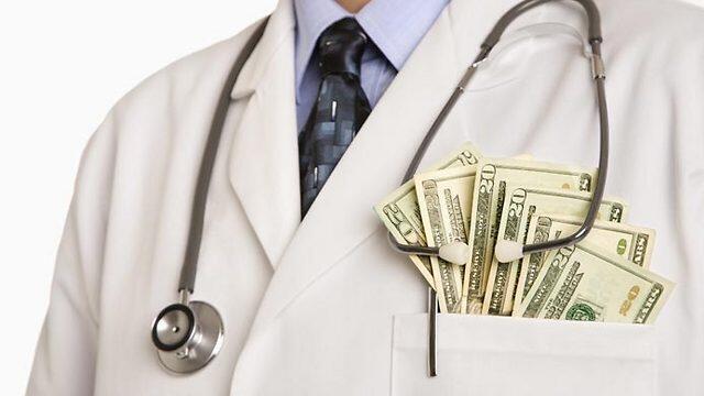 Tourism minister defines medical tourism as 'a goose laying golden eggs,' slams proposal to impose taxes on industry (Photo: Index Open)