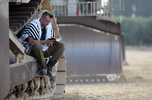 Soldier praying in southern Israel, Photo:AFP (צילום: AFP) Soldier praying in southern Israel, Photo:AFP