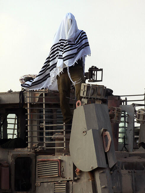 Soldier wearing Tallit, Photo: AFP (צילום: AFP) Soldier wearing Tallit, Photo: AFP