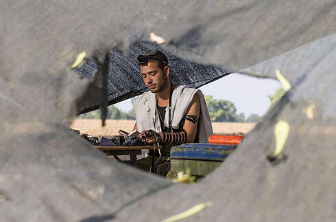 Soldier wearing tefillin, Photo:AFP (צילום: AFP) Soldier wearing tefillin, Photo:AFP