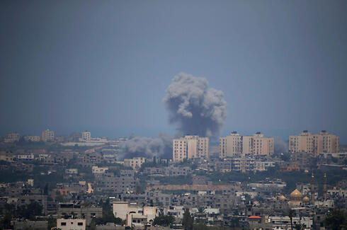 Smoke rises from Gaza as IAF attacks (Photo: Reuters) (צילום: רויטרס) Smoke rises from Gaza as IAF attacks (Photo: Reuters)