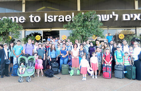 New immigrants at Ben-Gurion Airport (Photo: Sasson Tiram, courtesy of Nefesh B'Nefesh) (צילום: ששון תירם, באדיבות נפש בנפש ) New immigrants at Ben-Gurion Airport (Photo: Sasson Tiram, courtesy of Nefesh B'Nefesh)