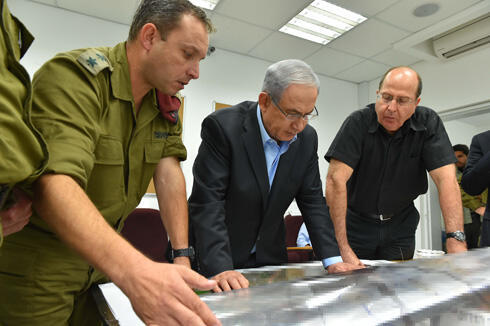 Defense Minister Ya'alon and Prime Minister Netanyahu (Photo: Ariel Harmoni/Israeli Ministry of Defense)