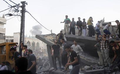 פלסטינים ב הריסות מבנה ב רפיח לאחר תקיפה צה"ל צהל מבצע צוק איתן