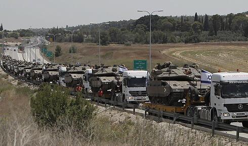 Tanks being transfered to the Gaza border (Photo: AFP)