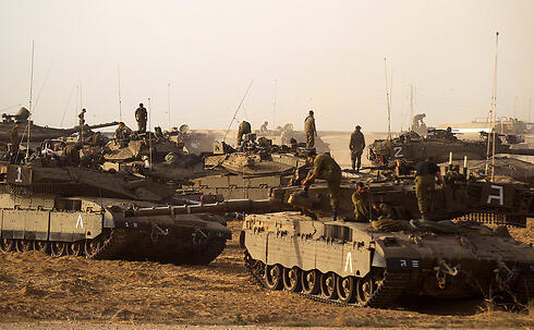 IDF tanks on the Gaza border (Photo: EPA) (צילום: EPA) IDF tanks on the Gaza border (Photo: EPA)