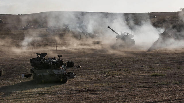 IDF tanks on the Gaza border firing into the strip on the seventh day of the operation (Photo: GettyImages) (צילום: גטי אימג') IDF tanks on the Gaza border firing into the strip on the seventh day of the operation (Photo: GettyImages)