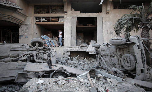 Officials say that the destruction of Gaza infrastructure has resulted in the closing of water treatment plants until owners can gaurantee worker security. (Photo: AP) (צילום: AP) Officials say that the destruction of Gaza infrastructure has resulted in the closing of water treatment plants until owners can gaurantee worker security. (Photo: AP)