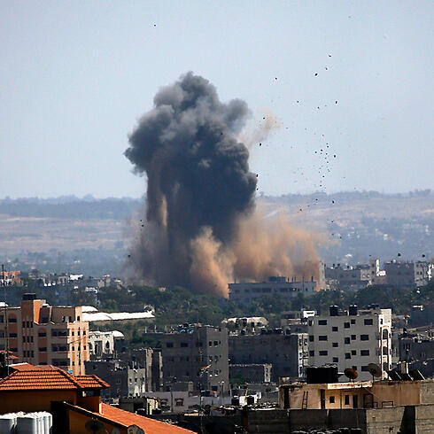 Aid agencies say that IAF bombardments of the Gaza Strip are responsible for an imending water and sanitary crisis in the Strip. (Photo: EPA) (צילום: EPA) Aid agencies say that IAF bombardments of the Gaza Strip are responsible for an imending water and sanitary crisis in the Strip. (Photo: EPA)