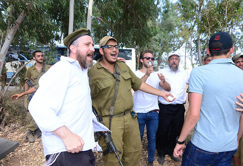 Chabad and IDF troops (Photo: Meir Dahan) (צילום: מאיר דהן) Chabad and IDF troops (Photo: Meir Dahan)