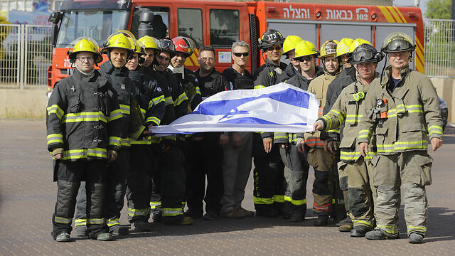 ימין אמריקאים שמאל ישראלים כבאי כבאים הגיעו מ ארה"ב ל אשדוד עזרה מבצע צוק איתן (צילום: גדי קבלו "ידיעות אחרונות") ימין אמריקאים שמאל ישראלים כבאי כבאים הגיעו מ ארה"ב ל אשדוד עזרה מבצע צוק איתן