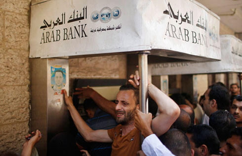 Bank run during Gaza ceasefire (Photo: Reuters)