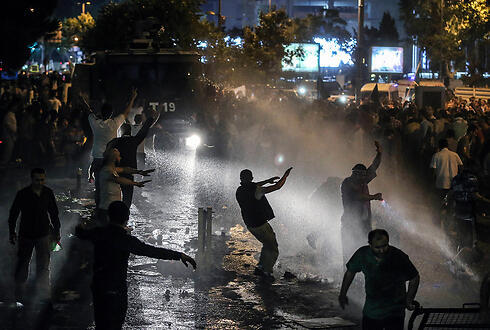 Police fire water cannons (Photo: AP) (צילום: AP) Police fire water cannons (Photo: AP)