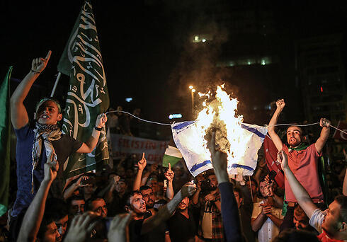 Protesters burn Israeli flag outside consulate (Photo: AP) (צילום: AP) Protesters burn Israeli flag outside consulate (Photo: AP)