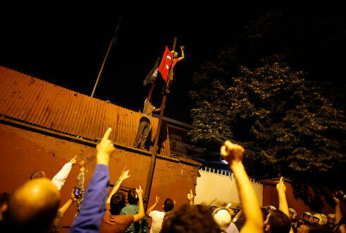 Protestors replace Israel flag with Turkish one (Photo: Reuters) (צילום: רויטרס) Protestors replace Israel flag with Turkish one (Photo: Reuters)