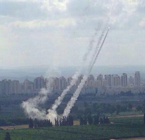Iron Dome intercepts rocket above Petah Tikva (Photo: Yariv Maimon) (צילום: יריב מימון) Iron Dome intercepts rocket above Petah Tikva (Photo: Yariv Maimon)