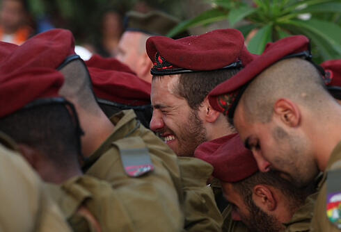 Paratroopers mourn at the funeral of Bnaya Rubel. (Photo: Motti Kimchi)