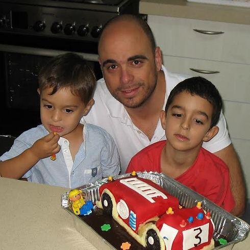 Fallen soldier Yair Ashkenazi with his children (Photo: Courtesy of family) (צילום: באדיבות המשפחה) Fallen soldier Yair Ashkenazi with his children (Photo: Courtesy of family)