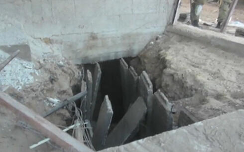 Один из туннелей, обнаруженный во время "Нерушимой скалы". Фото: ЦАХАЛ (צילום: דובר צה"ל) Один из туннелей, обнаруженный во время "Нерушимой скалы". Фото: ЦАХАЛ