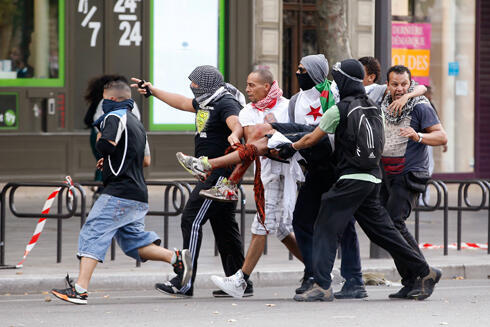 Anti-Israel protestors in Paris this summer (Photo: AFP) (צילום: AFP) Anti-Israel protestors in Paris this summer (Photo: AFP)