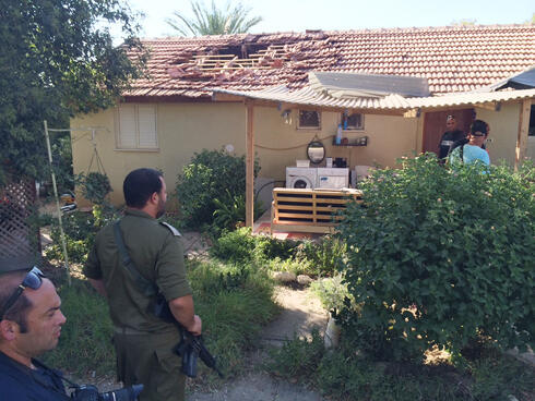 Direct hit on Gaza-border house (Photo: Roi Idan)