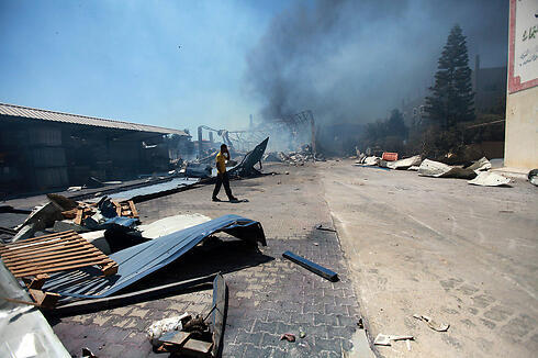 Damage to Sderot area factory (Photo: EPA) (צילום: EPA) Damage to Sderot area factory (Photo: EPA)
