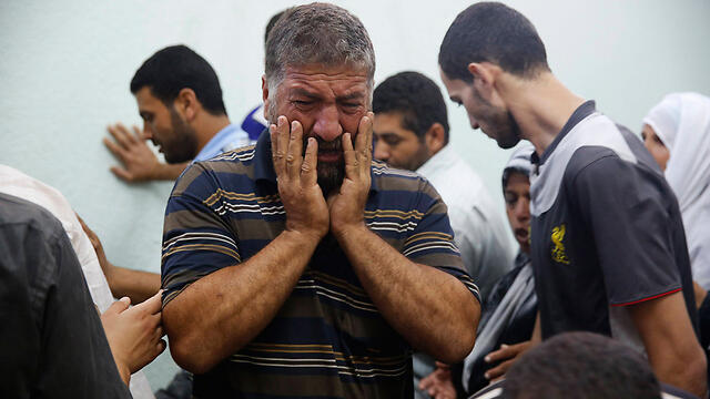 Gazans after attack on UNRA school in Jabalia. (Photo: Reuters) (צילום: רויטרס) Gazans after attack on UNRA school in Jabalia. (Photo: Reuters)