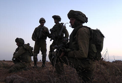Givati troops working on tunnel destruction (Photo: Yoav Zitun) (צילום: יואב זיתון) Givati troops working on tunnel destruction (Photo: Yoav Zitun)