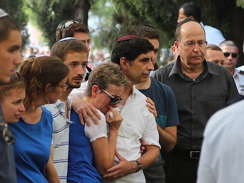 The family of IDF officer Hadar Goldin at his funeral with then-defense minister Ya'alon (Photo: Motti Kimchi)
